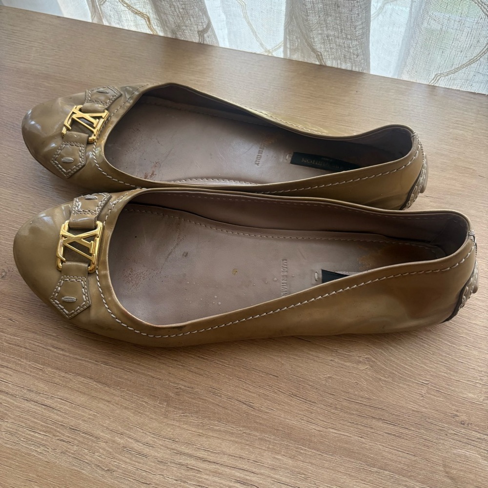Louis Vuitton Gold Leather Ballet Flats with Signature LV Accent Size 40 - Picture 8 of 11